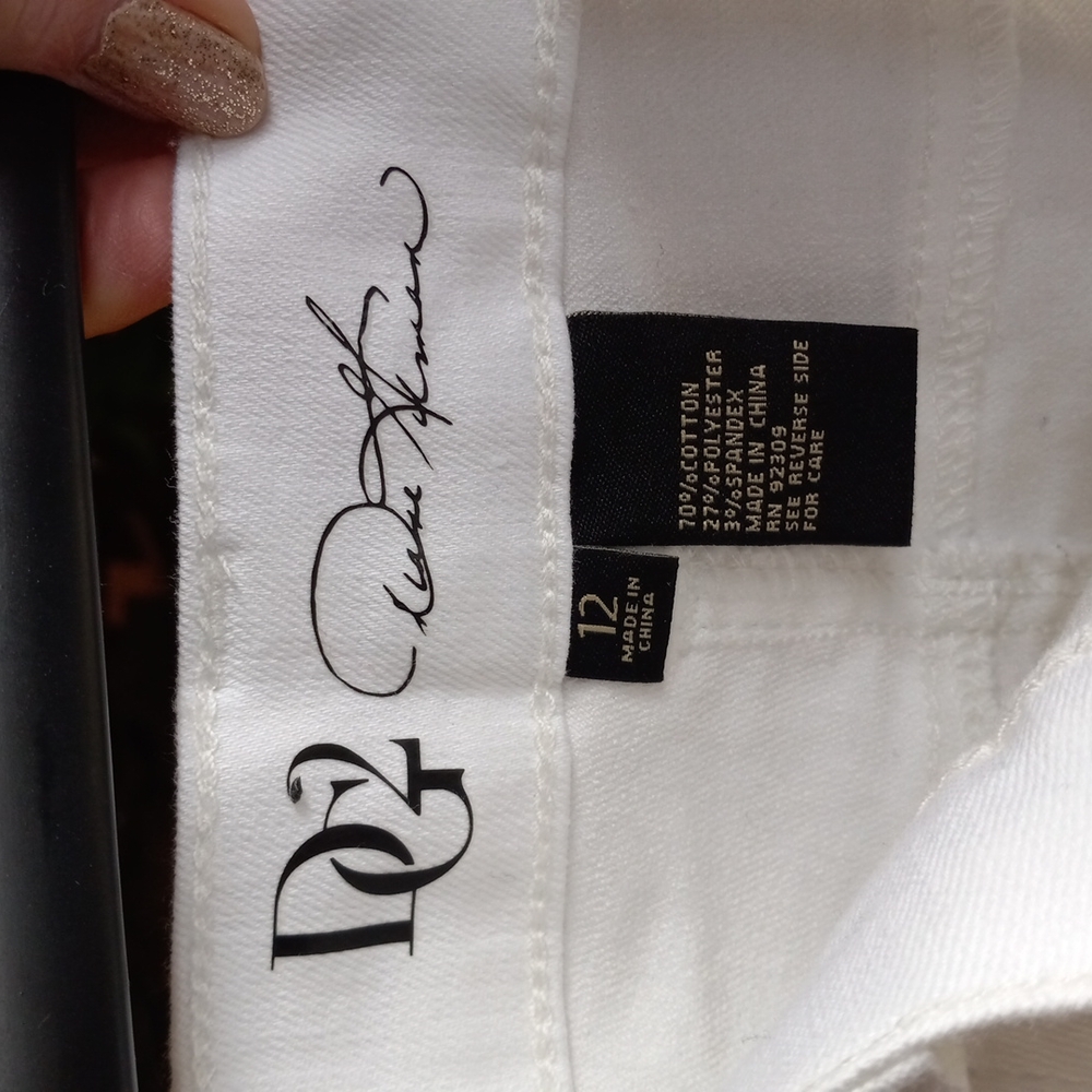 🤍🌺DG2 Diane Gilman White Cotton Stretch Shorts With Floral Embroidery. Sz 12 - Picture 3 of 4